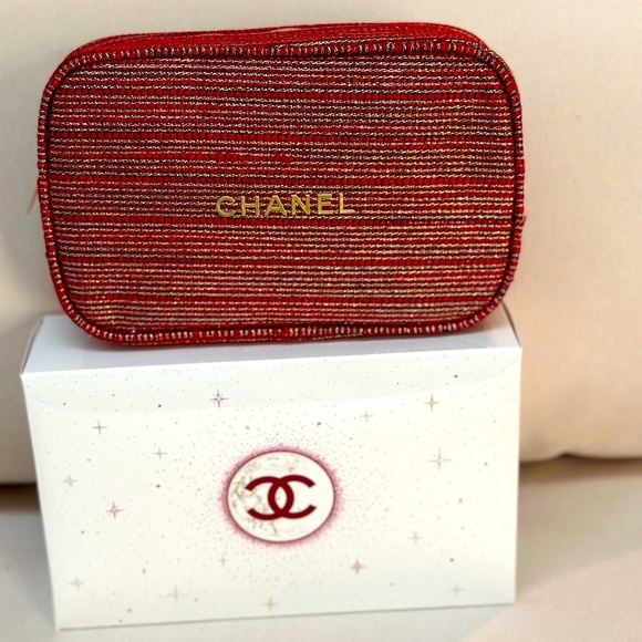 CHANEL Handbags - NEW CHANEL COSMETIC BAG♥️ RED TWEED+GOLD HARDWARE ♥️ HOLIDAY LIMITED EDITION